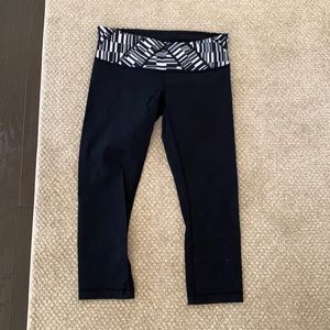 Lululemon cropped wunder under leggings.